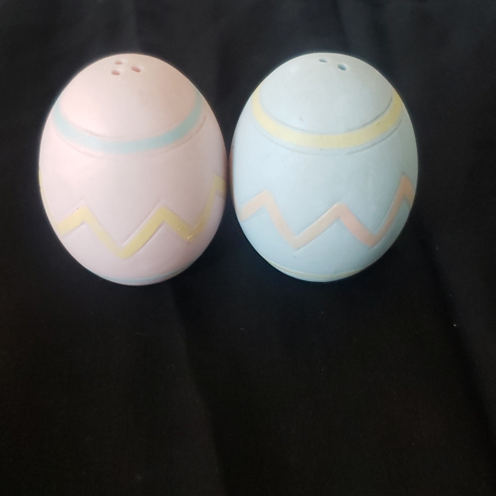 Salt and Pepper Shaker. Clay